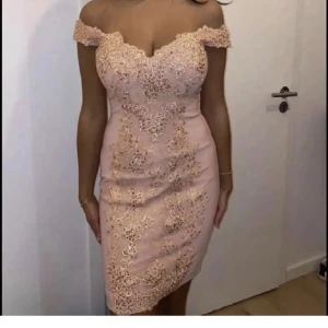 Festklänning  - Festklänning säljs för 1700kr hör av er för mer info 