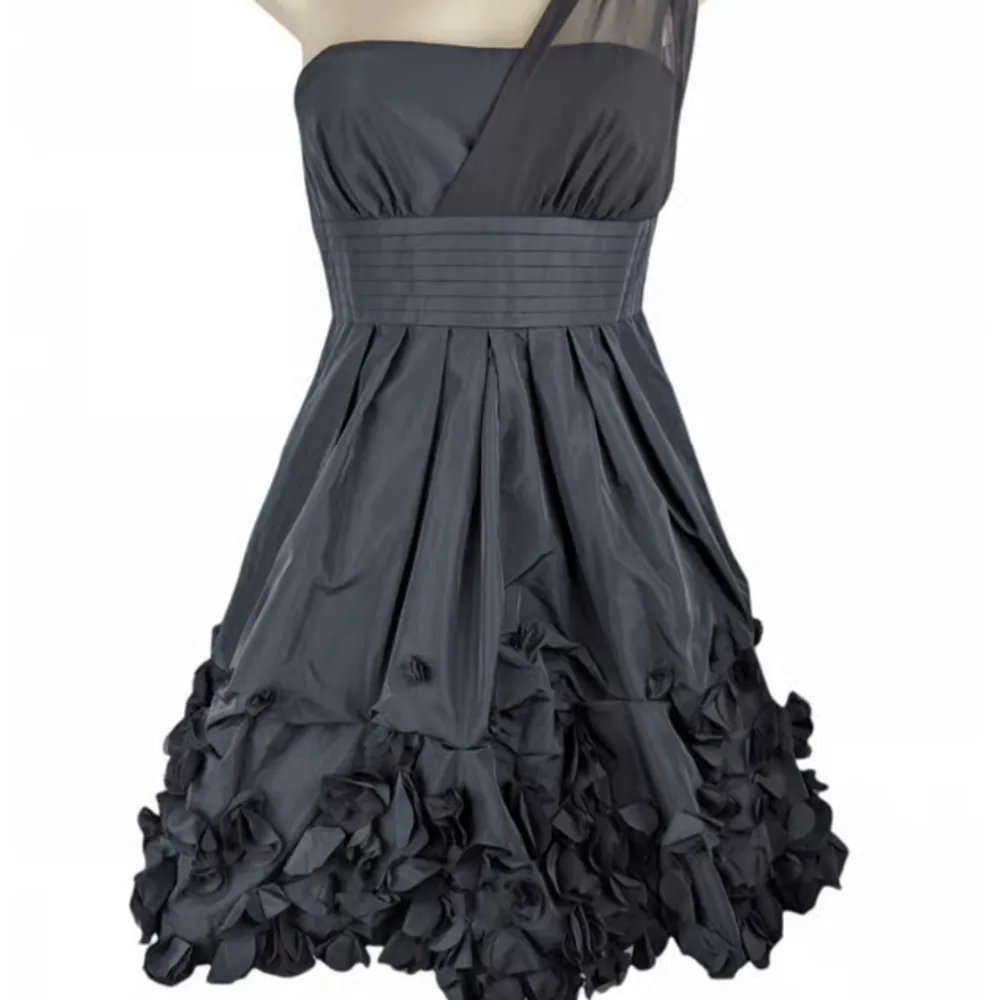 Så galet fin klänning från BCBGMaxAzria, orginalpris är 3000kr. Nyskick, perfekt till fest och födelsedag🤍 . Klänningar.