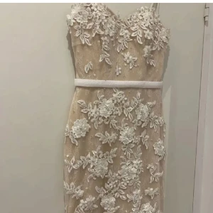 Festklänning  - Säljs för 1700kr hör av er för mer info