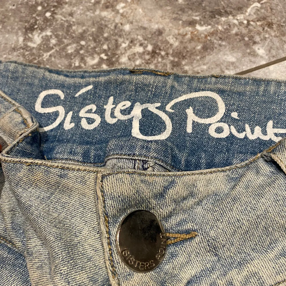 Kortbyxor jeans stl. Xs från Sister point. Säljer pga stor garderobrensning. Kika gärna på mina andra annonser, säljer mycket. Samfraktar gärna:). Jeans & Byxor.