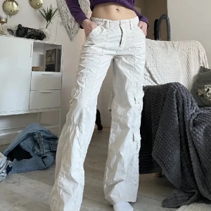 Cargo Urban Outfitters - Säljer mina beiga y2k cargos från urban outfitters. Byxorna är i bra skick men har lite slitage längst ner. Skriv för fler bilder eller mått!💋💗