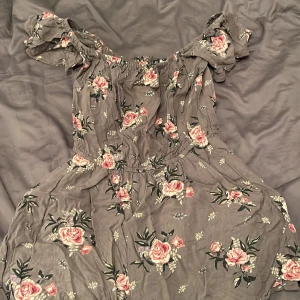 Grön bodysuit - Grön body ifrån HM bara testad jätte fint skick!🩷Storlek 38