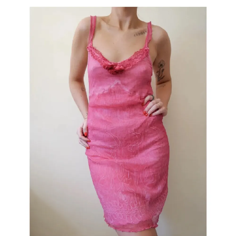 Mjuk och luftig solklänning med tre styckna dekorativa avtagbara rosor. Klänningen är vintage och gjort på 90-talet. Alltså använd men inte av mig, köpt på vintagesphere.se.   Mått armhåla 44cm  Längd: 74gm . Klänningar.
