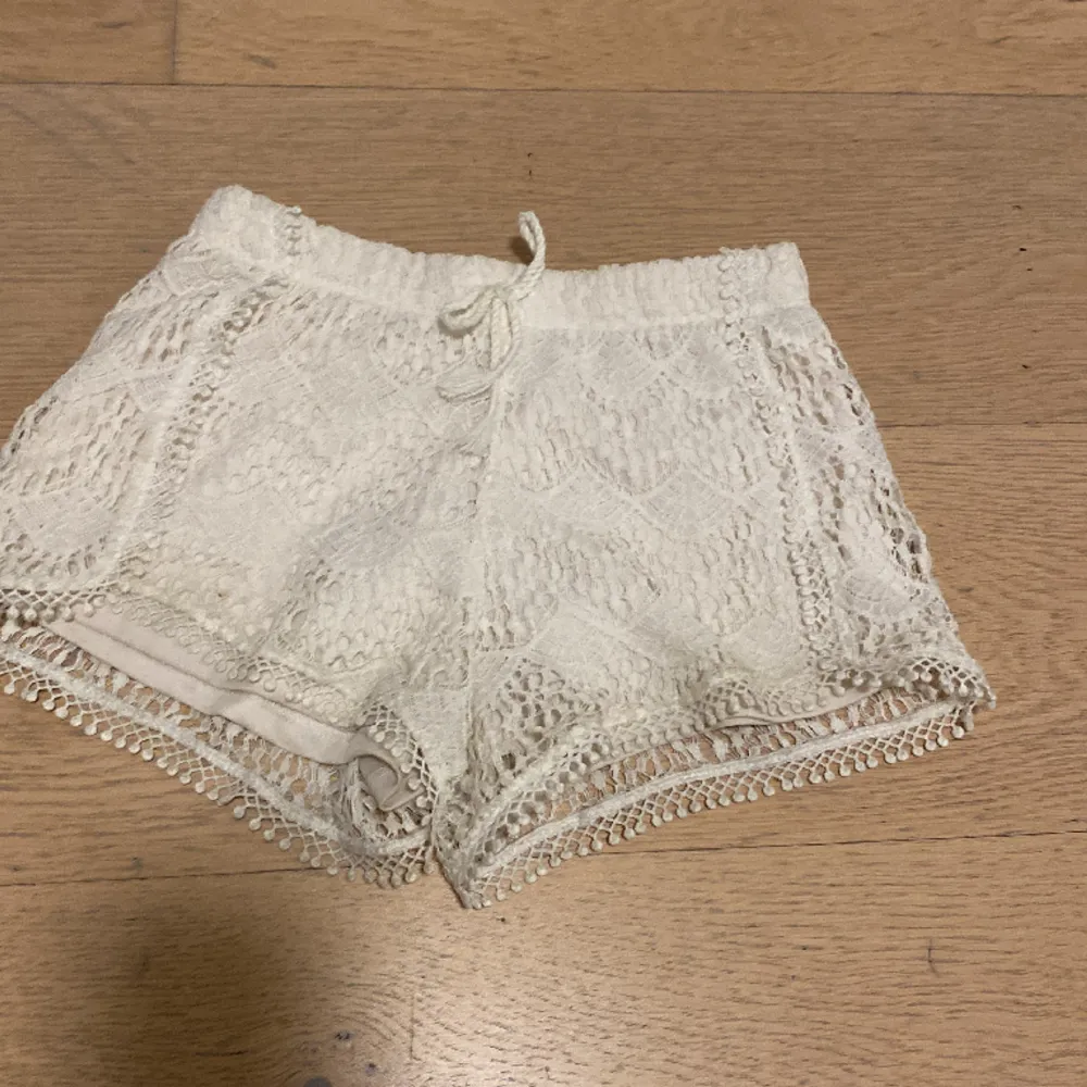 Ett par vita spets shorts i bra skick men använd ett par gånger, tveka inte över att höra av er för frågor eller mera bilder💖. Shorts.