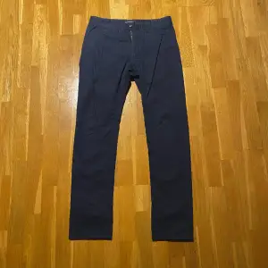 Navy slim chinos från bondeli.