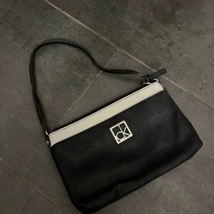 Calvin klein väska - I fint skick, köpt i Miami! Säljer då den inte kommer till användning 