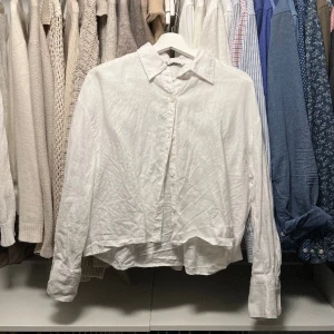 Linneskjorta  - Vit linneskjorta från Zara i något kort modell. 