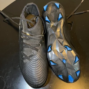 Adidas fotbollsskor sskor - Säljer mina Adidas fotbollsskor i storlek 38 då dom är för små för mig. Säljer för 250kr + frakt