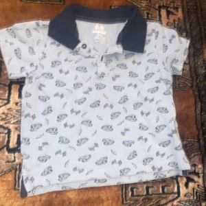 fint tröja - Blå, väldigt bra skick  och bilar designen 