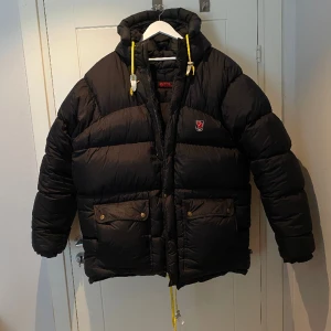 Fjällräven Expedition Down Vinterjacka  - Hej, säljer den populära Fjällräven Expedition Down jackan i storlek XL. Mycket bra skick, inga hål eller skador. Varm & bekväm, perfekt för kallare väder. Nypris 9000kr. Pris kan diskuteras. Hör av dig vid frågor. 