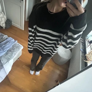 Randig stickad tröja - En basic tröja som passar till allt, jätteskön!
