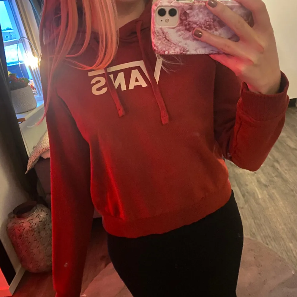 Säljer denna superfina hoodie från Vans. Den är vinröd i storlek S.  Nyskick♡. Hoodies.