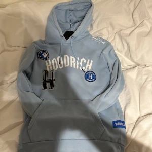 Hoodrich hoodie  - Säljer min jättesnygga hoodie från hoodrich, unik färg och skönt tryck på framsidan. Storlek S