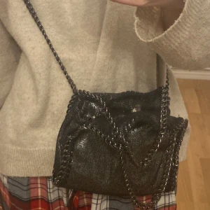 Väska - Jätte snygg glittrig väska som ser exakt som som Stella McCartney 💕