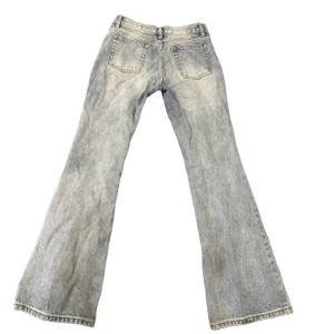 Lågmidjade bootcut jeans - Låg/midwaist jeans från brandy melville. Midja 72 innerben 74💞