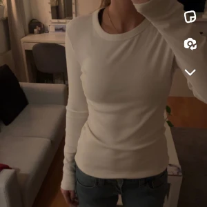 Gina Tricot Tröja - Jag säljer min snygga gina tröja eftersom jag köpte fel i Stockholm och hann inte lämna tillbaka. Tröjan är använd 1 gång. Skriv priv för fler bilder eller info.