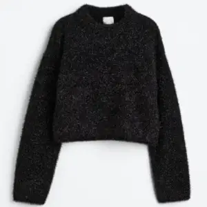 As snygg svart glittrig tröja från H&M. Tröjan har en snygg kort design med långa armar. Tröjan är i strl M och är helt oanvänd. Nypris är 349. 💞