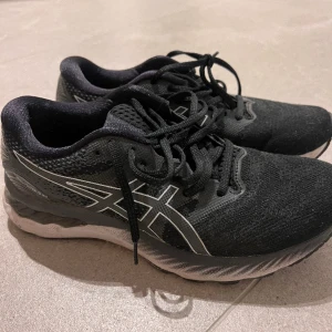 Asics löparskor  - Löparskor från Asics. Storlek 40.  Endast använda ett fåtal gånger. Nypris: 2199kr