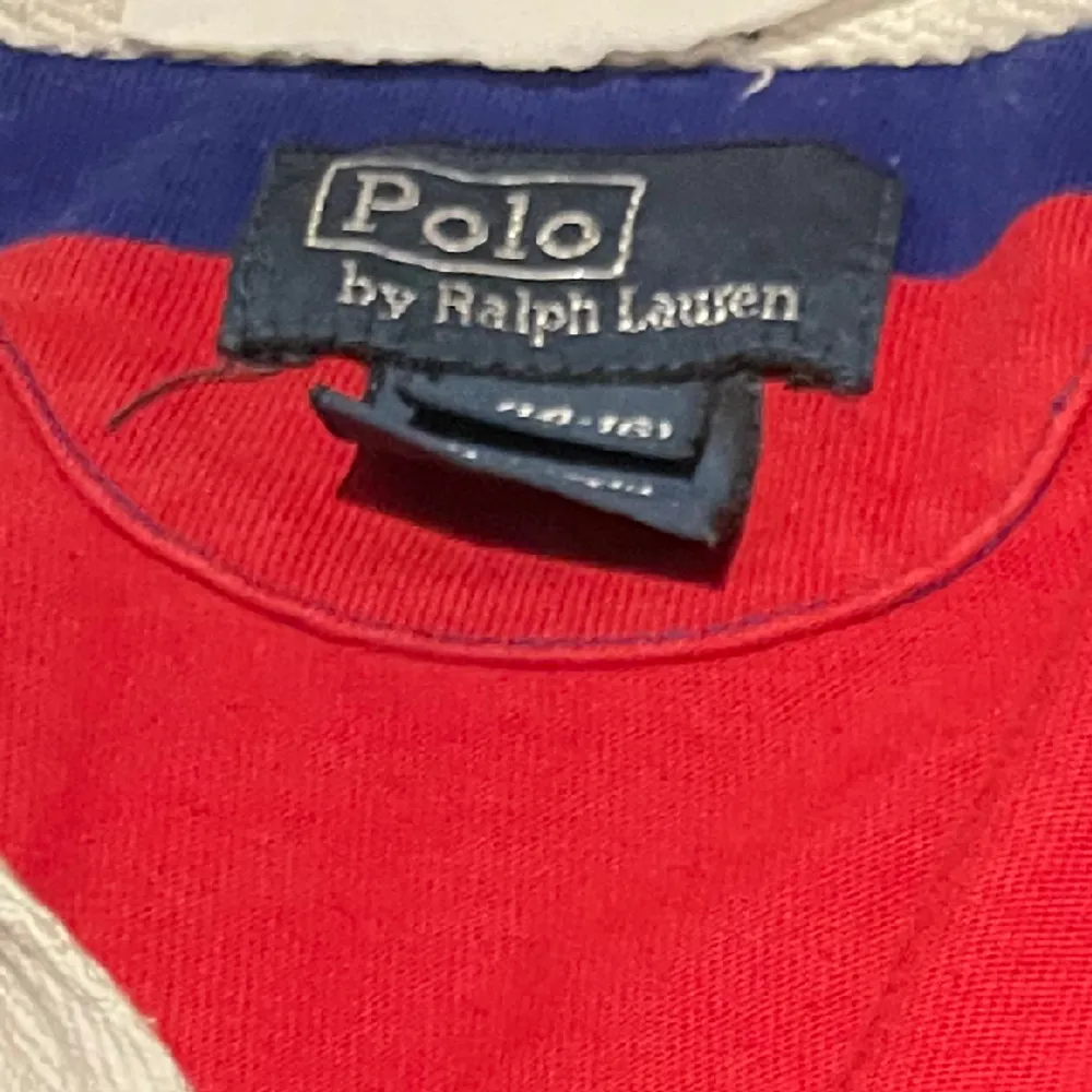 Charmig polo tröja i blått och rött. Tröjan är inte ny med fullt fungerande.. Tröjor & Koftor.