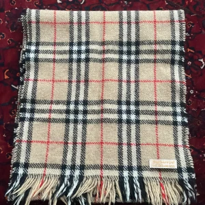 Burberry halsduk äkta 100% nypris 3500 mitt pris 899 - Lång 120 cm  