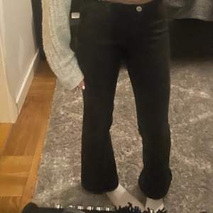 Säljer ett par svarta Bootcut eftersom de börjar bli för korta