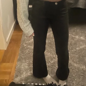 Bootcut Jeans - Säljer ett par svarta Bootcut eftersom de börjar bli för korta