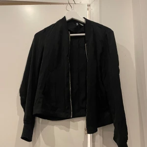Jättefin jacka/kofta - Jättefin svart plagg som går att använda som tunn jacka eller kofta