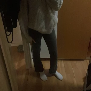 Gråa bootcut jeans - Säljer mina älskade gråa bootcut jeans från Gina Tricot då de har blivit för små. Pris kan diskuteras!❤️