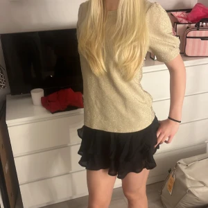 Glitter topp Kappahl  - Snygg glitter topp till fest o liknade. Stl M men mer som en s. Använd ca 2 gånger o inga slitage