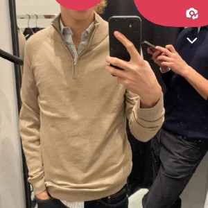 Zip tröja  - Jag säljer min snygga zip tröja på grund av är för liten. Den är inte använd jätte mycket. 9,5-10 på grund av inga skador och använd litet.nypris 799kr. Mitt pris 250 