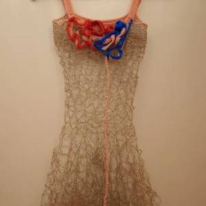 Mesh överklänning kort virkad klänning handgjord strl XS/S - En unik meshklänning gjord i vaxad linnetråd och bomull. Jag är 166 cm/70 kg, skulle säga att klänningen är storlek XS/S. Unik, bara en i världen.