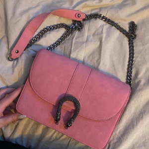 Väska - Rosa mocka väska, liten fläck på framsidan