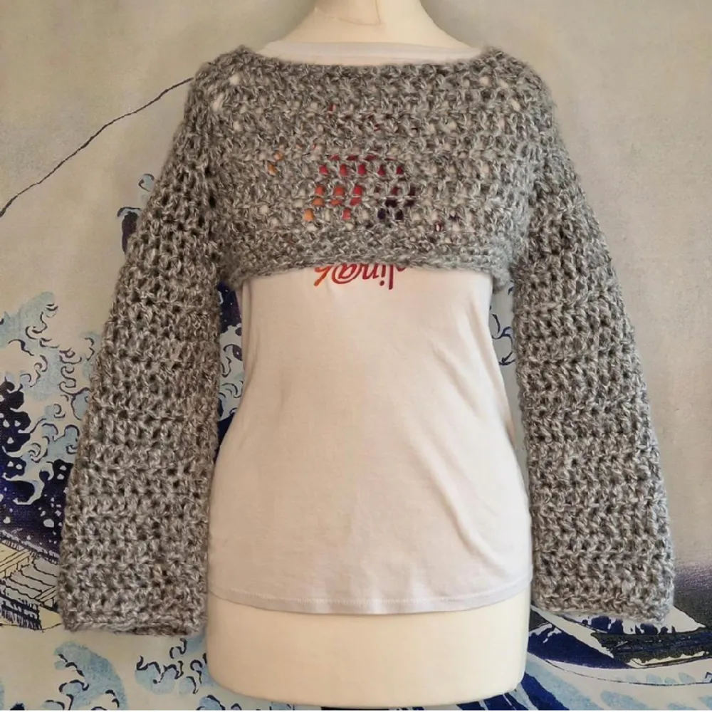 Handgjord stickad tröja/kofta från Pangolin@home på depop. (Den är onesize men jag brukar ha storlek S i tröjor). Köpt för 500kr. Stickat.
