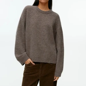 Stickad tröja - Säljer nu min superfina bruna stickade tröja från arket då den tyvärr inte kommer till användning, storlek M nypris 990 kr💕