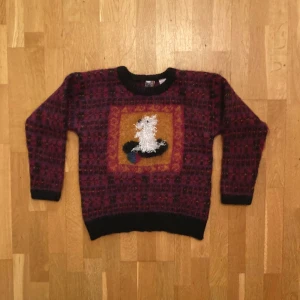 Vintage fluffig stickad tröja med hund på - Fluffig, Lila tjocktröja. Tröjan är i gott skick och är orginellt inköpt på beyond retro för 350kr. Den är från märket Allison H, men saknar storlek. Skulle uppskatta att den passar XS-M. Klicka gärna på köp nu eller meddela för eventuella frågor. :)