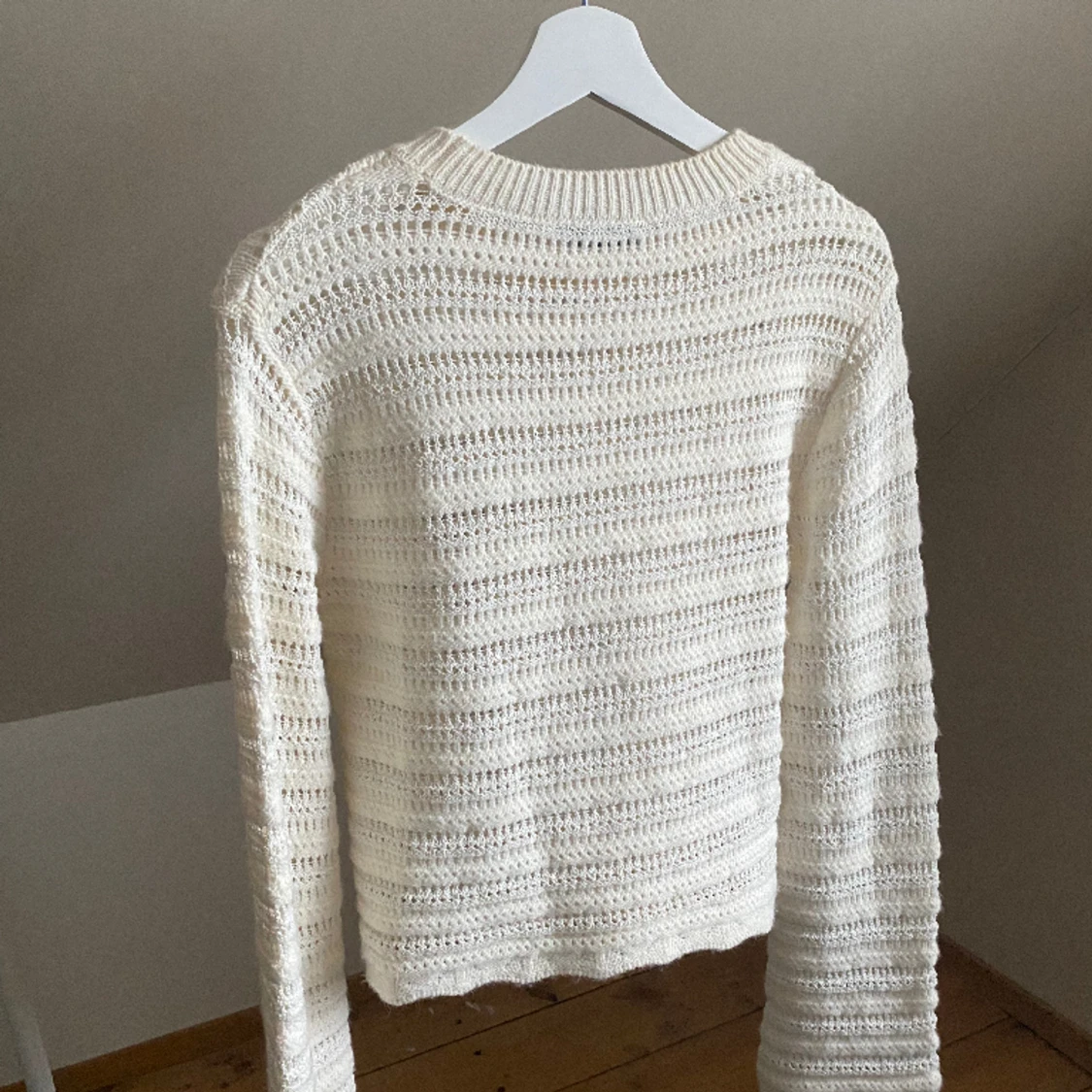 Stickad tröja med utsvängda armar - 90