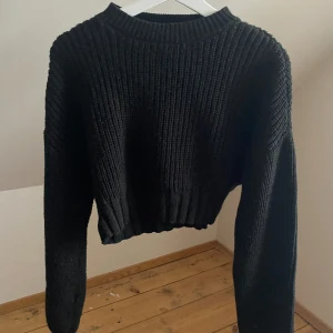 Stickad tröja - Fin stickad tröja från Nakd. Lite kortare modell. Använd en gång🥰