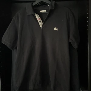 Burberry piké  - Hej nu säljer jag en jättefin burberry pike för att den inte kommer till användning, skick 9/10 och passar mig som är 183 jättebra, hör av dig vid fler frågor!!