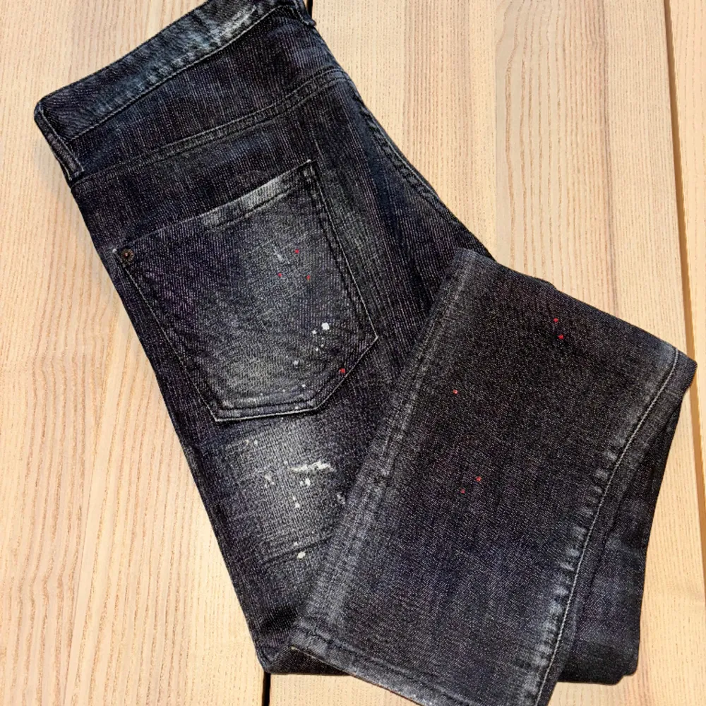 DSQUARED jeans i mörktvätt. Storlek 48. Motsvarar en W32 L32. Köpta på NK Herrtrend 2022. Jeans & Byxor.