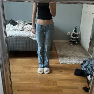 Säljer ett par bootcut låg midjade jeans från Gina tricot som jag har sytt om till mer lågmidgat. Dom är i storlek 152. Men passar i längden på mig som är 161. Säljer då dom inte kommit till användning på senaste💞pris kan diskuteras.