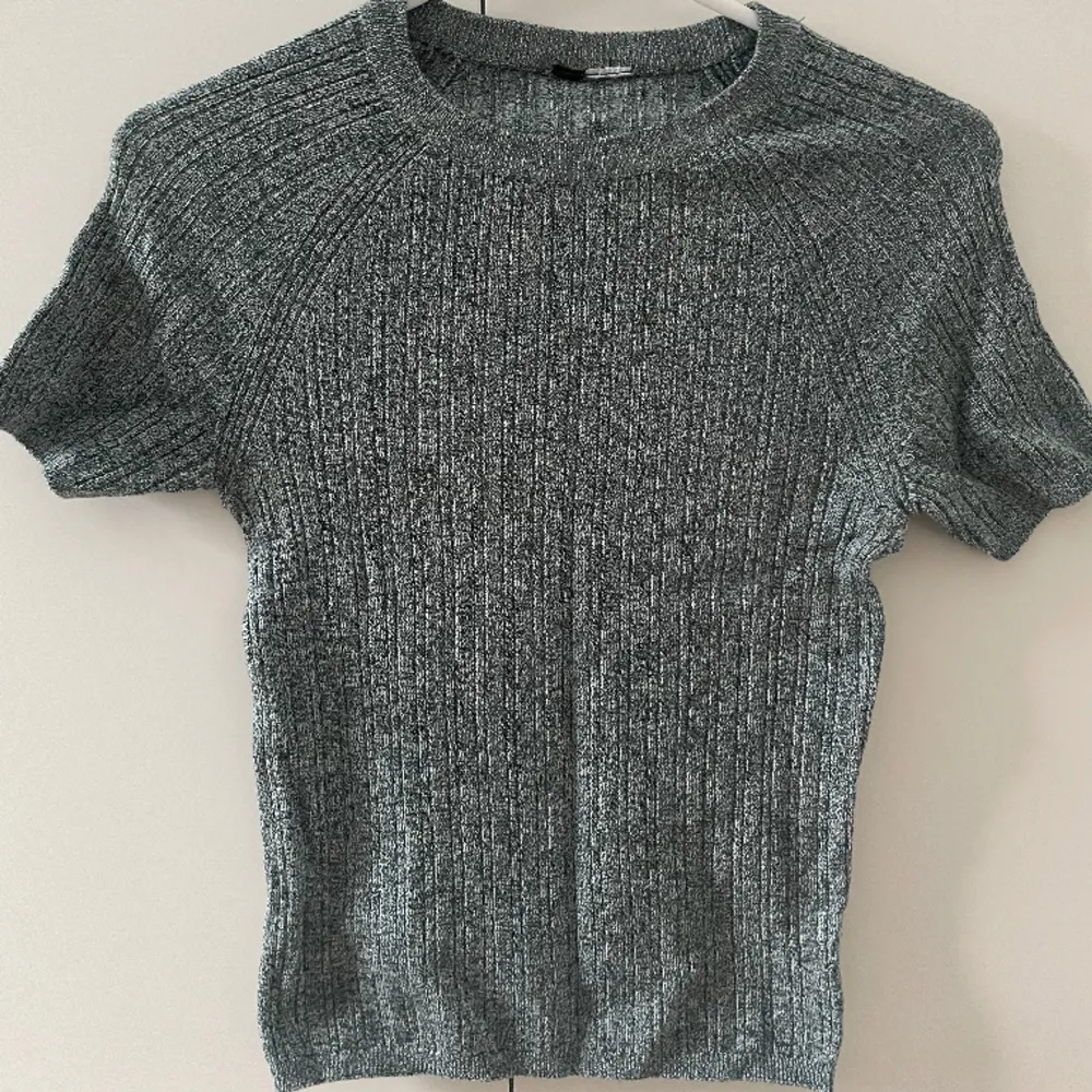 Kortärmad ribbad tröja ursprungligen från HM i storlek XS, endast använd 2-3 ggr 💞 Den är mer blå/grön än grå men svårt att visa på bild. Frakt tillkommer!. Toppar.