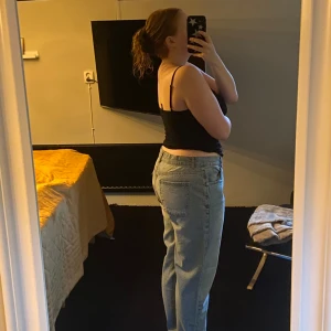 Blåa jeans  - Jag fick dessa byxor på julafton men dom är för stora och kan inte lämna tillbaks så säljer dom, har aldrig använt dom, jag är 165cm och dom är lite långa för mig, måtten är 36/30, köpte dom för 439kr ,pris kan diskuteras så sätter inget pris på dom