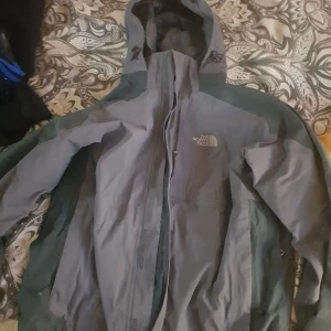The northface jacka grå - Medium. Använd men i mkt bra skick. Klassiker