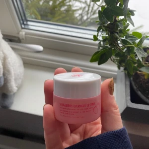 Lip mask - Säljer en lip mask från märket w7 i doften strawberry. Nypris runt 40 kr, aldrig använt den. Säljer den för 30kr✨
