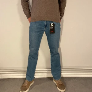 Levis jeans  - 29.Hej! Säljer nu dessa helt nya Levis jeans. Modellen är 184cm Nypris