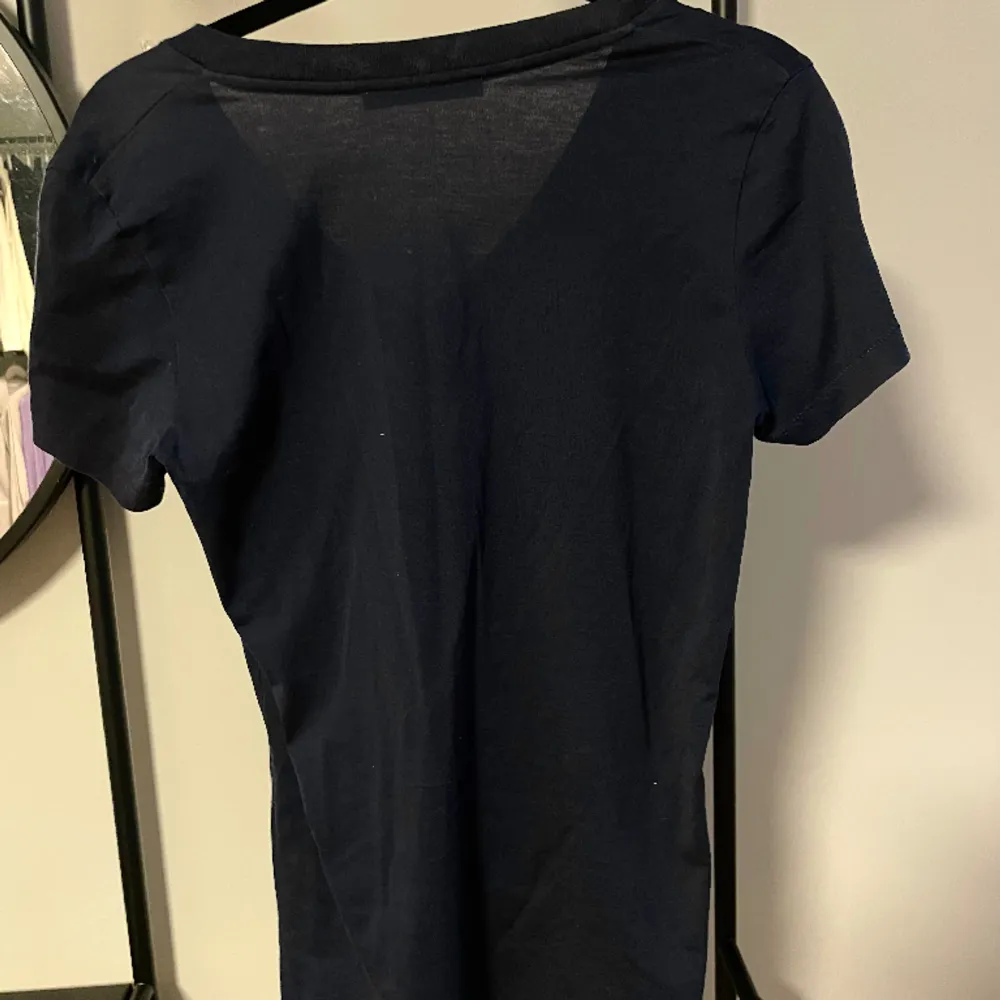 T-shirt från Acne Studios med V-ringning i en marinblå färg. Använd endast ett fåtal gånger. Säljorsak: för liten. . T-shirts.