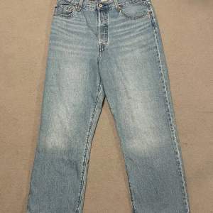 55. Hej! Säljer nu dessa helt nya  Levis jeans. Nypris 1299