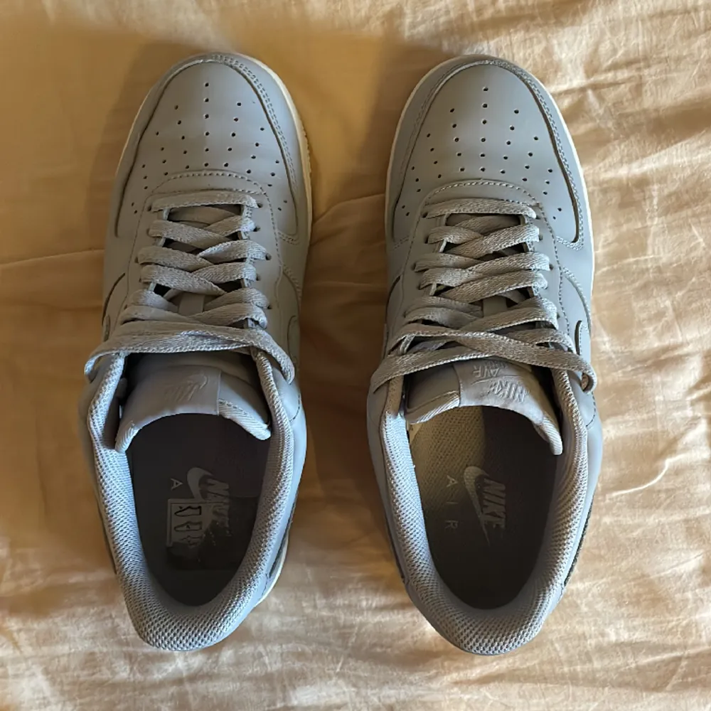 Nike Air Force i grått färg, riktigt fint skick. Smått tecken på användning på hälsulan men annars fint. Aning ovanliga skor :). Skor.