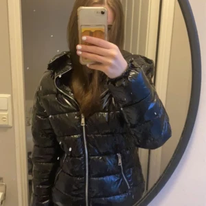 Jacka  - Hej säljer min vinterjacka ifrån Nelly då den inte kommer till någon användning och jag tycker den inte passar längre💕