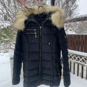 Pälsjacka  - Jag kommer att sälja min fina pälsjacka från hollies, den kommer utan bälte och ”dragkedja hållaren” är lite sönder som man ser på bilden, den är som ny, jag köpte den för 5000kr